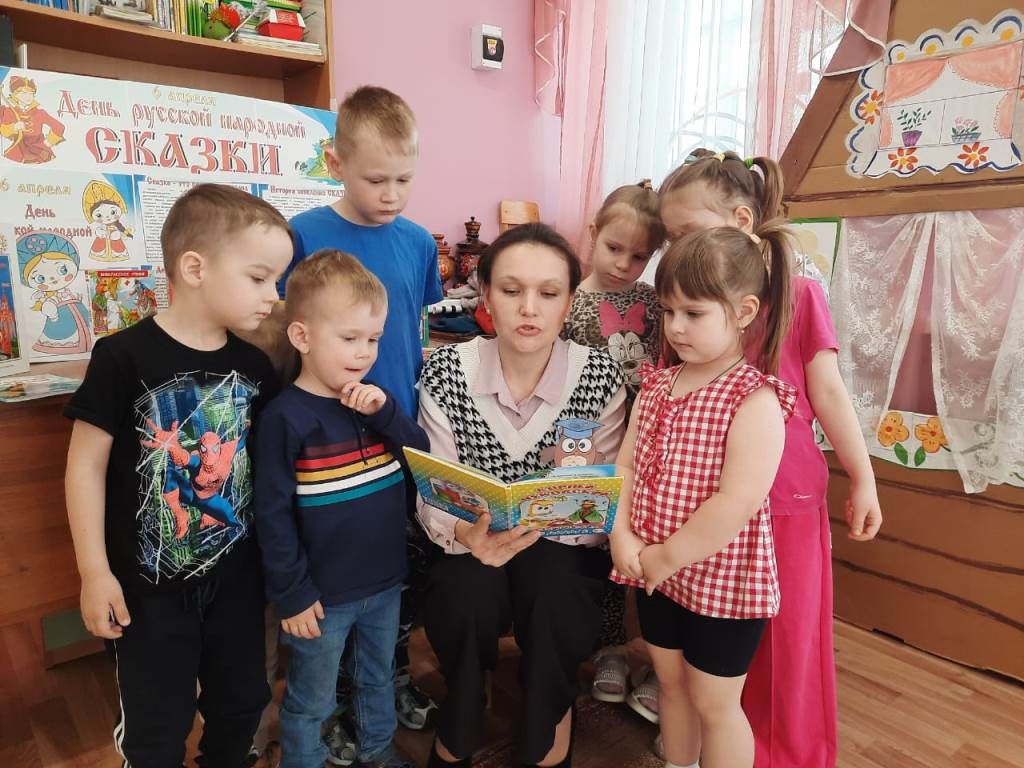 Дошкольники путешествуют в мир русских сказок: Волшебный час с библиотекарем