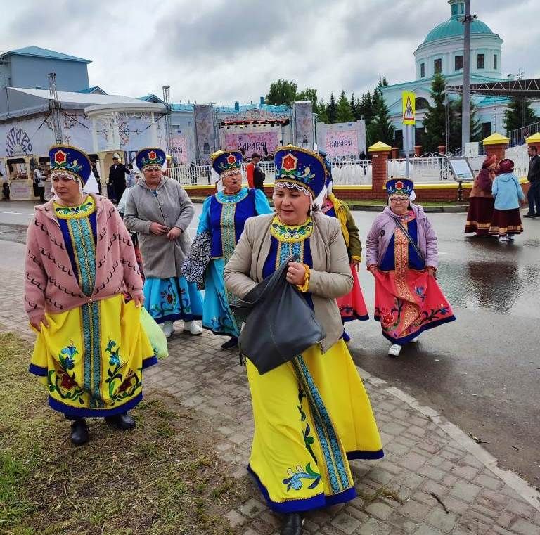 Несмотря на дождь, на Каравон прибывают участники и гости