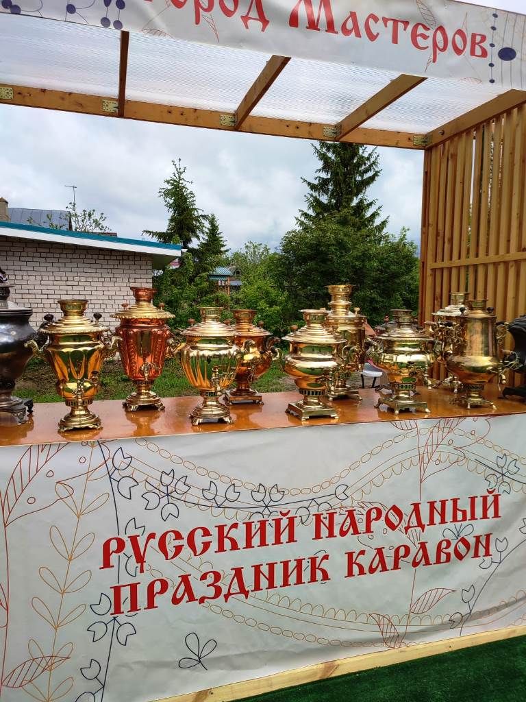 Несмотря на дождь, на Каравон прибывают участники и гости