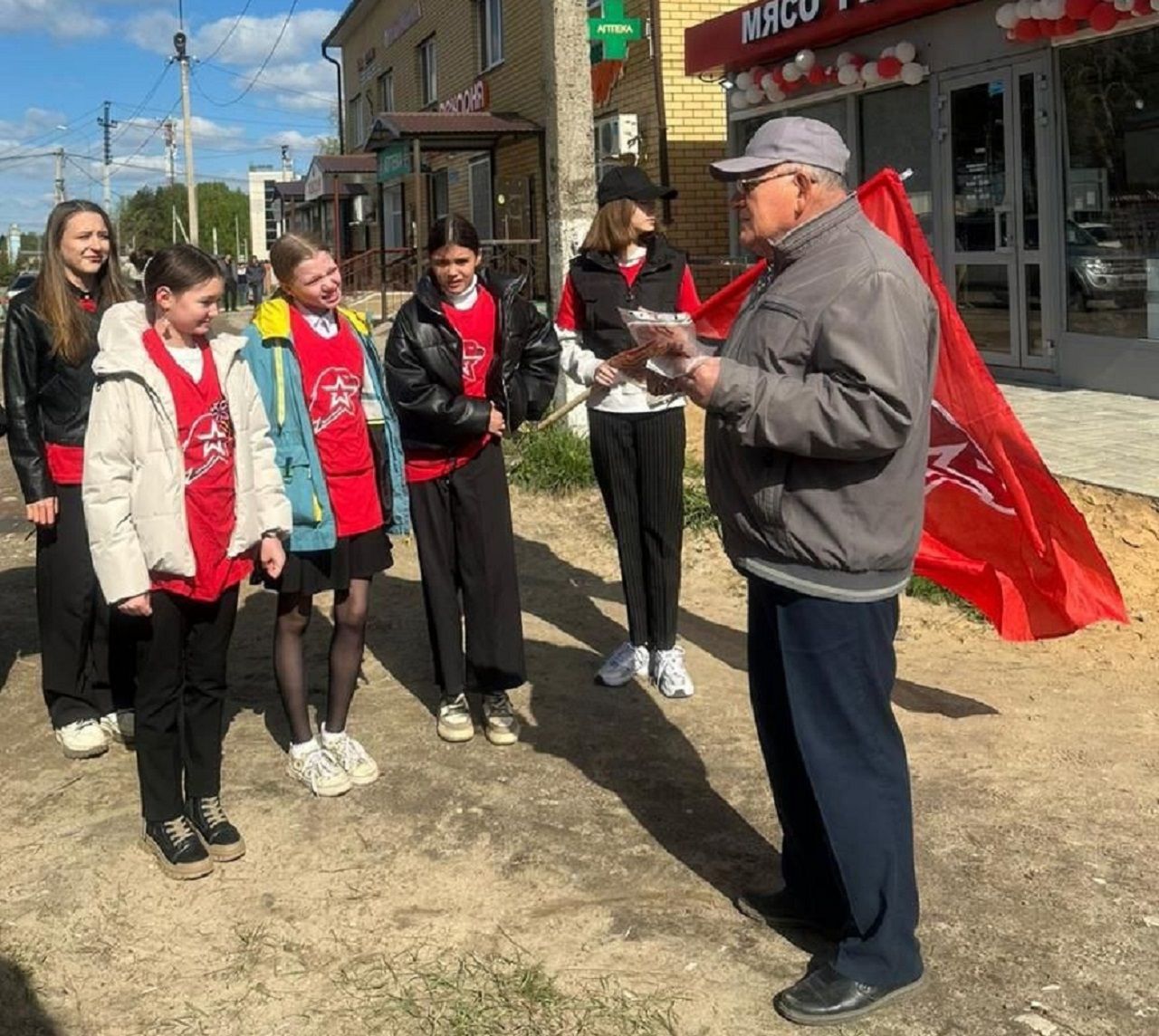 На улицах села Песчаные Ковали Лаишевского района раздавали георгиевские ленточки