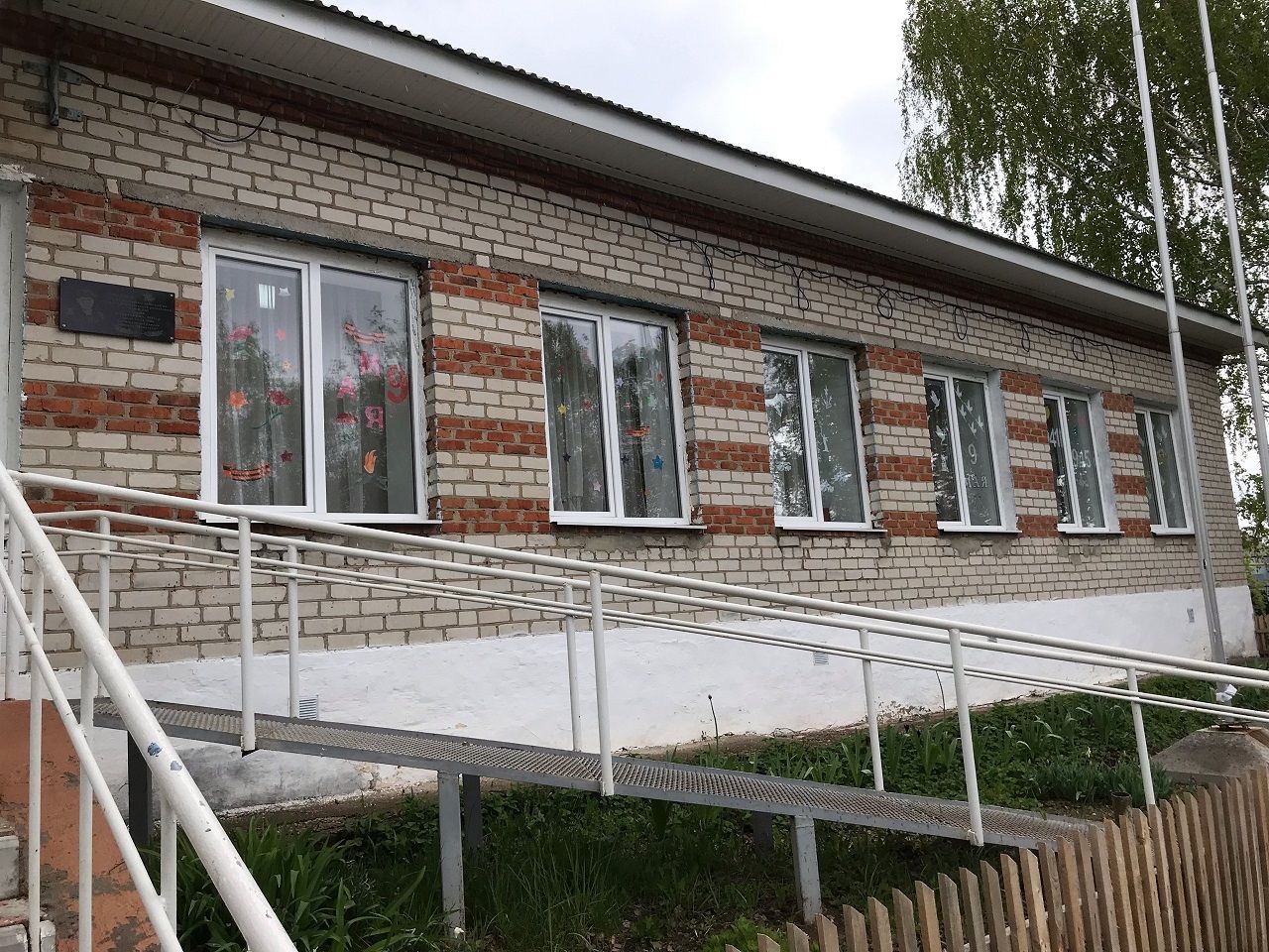 Лаишевскую школу № 3 украсили «Окна Победы»