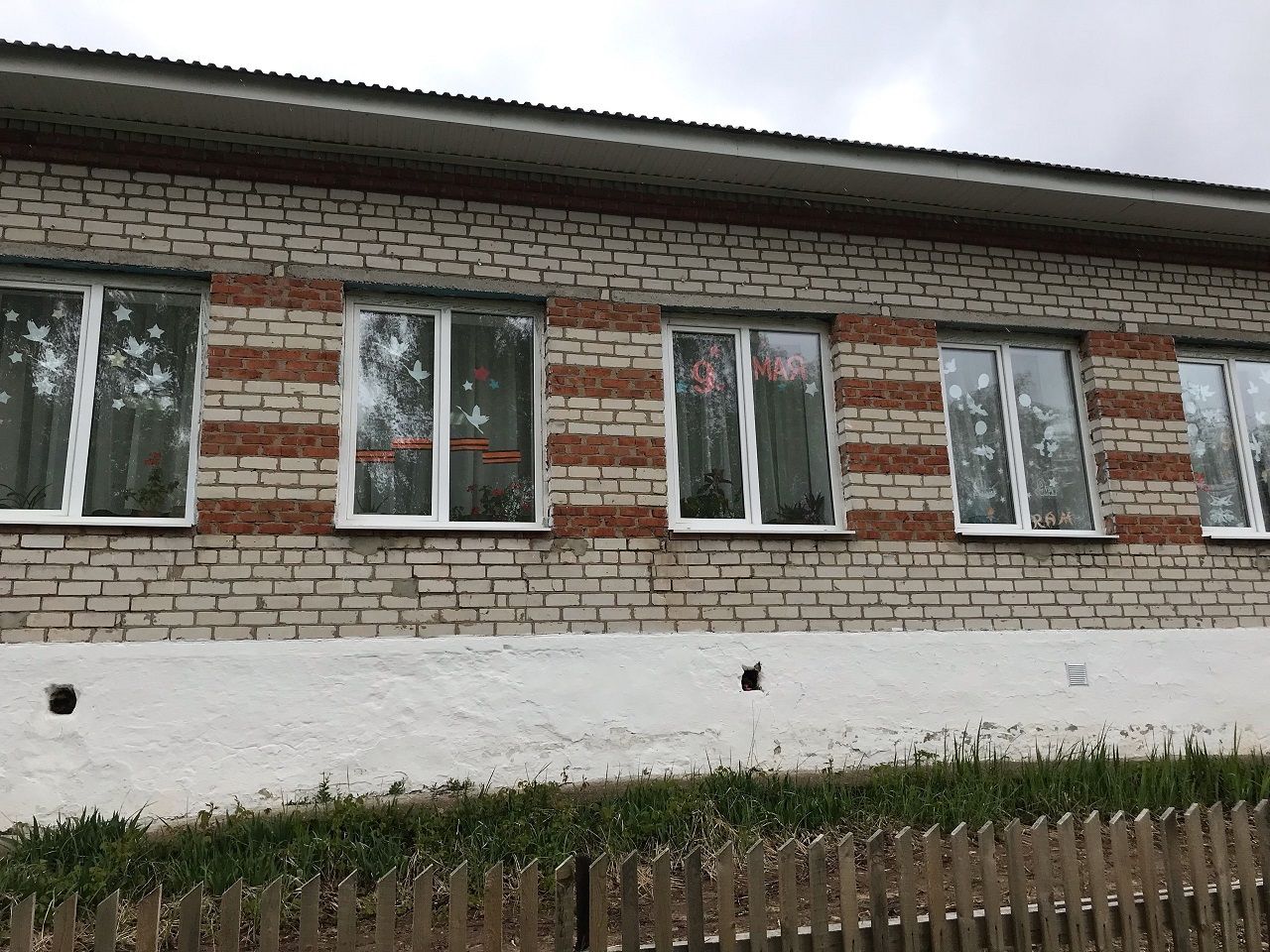 Лаишевскую школу № 3 украсили «Окна Победы»