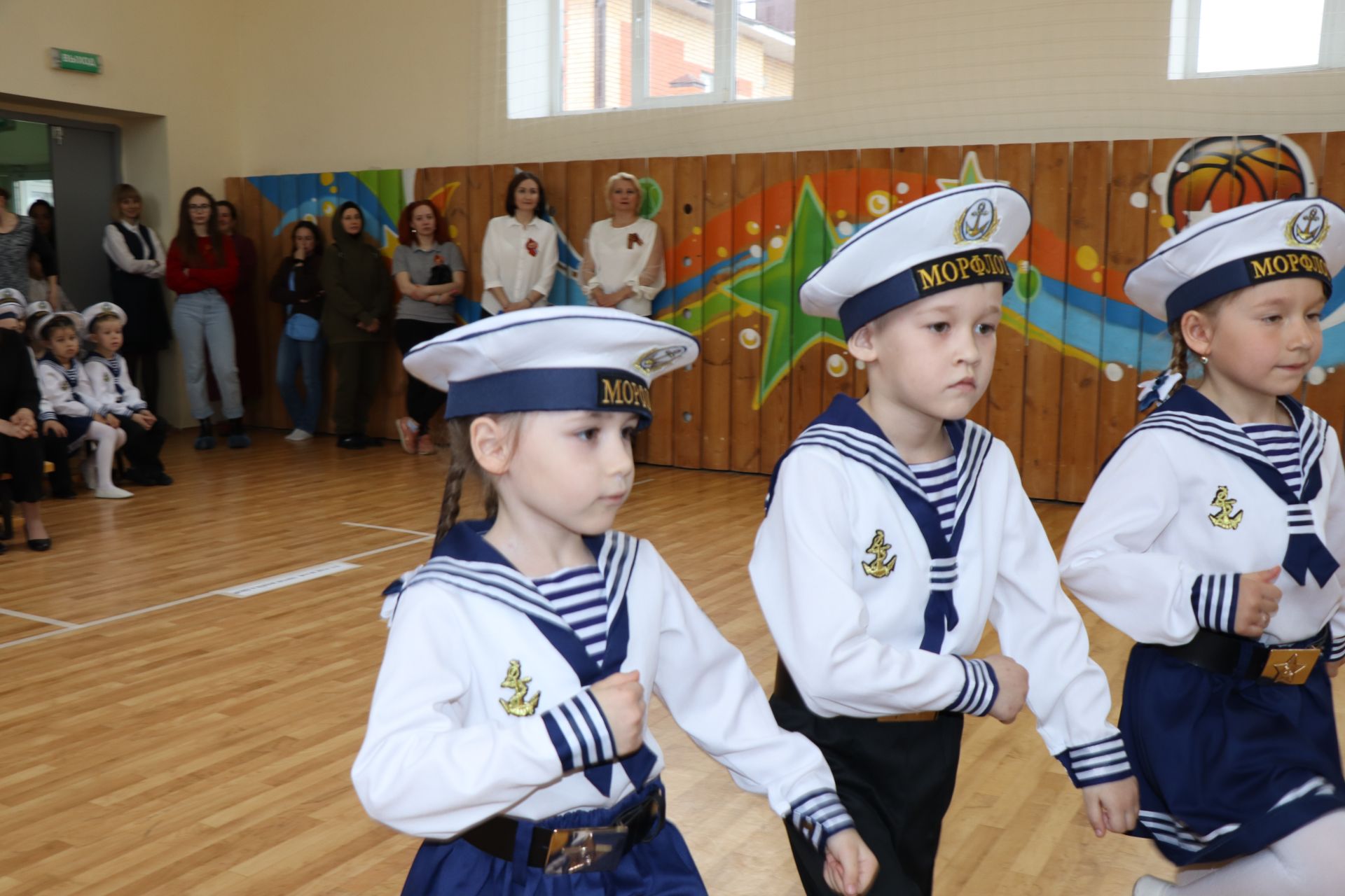 Сегодня на смотр строя и песни вышли дошколята