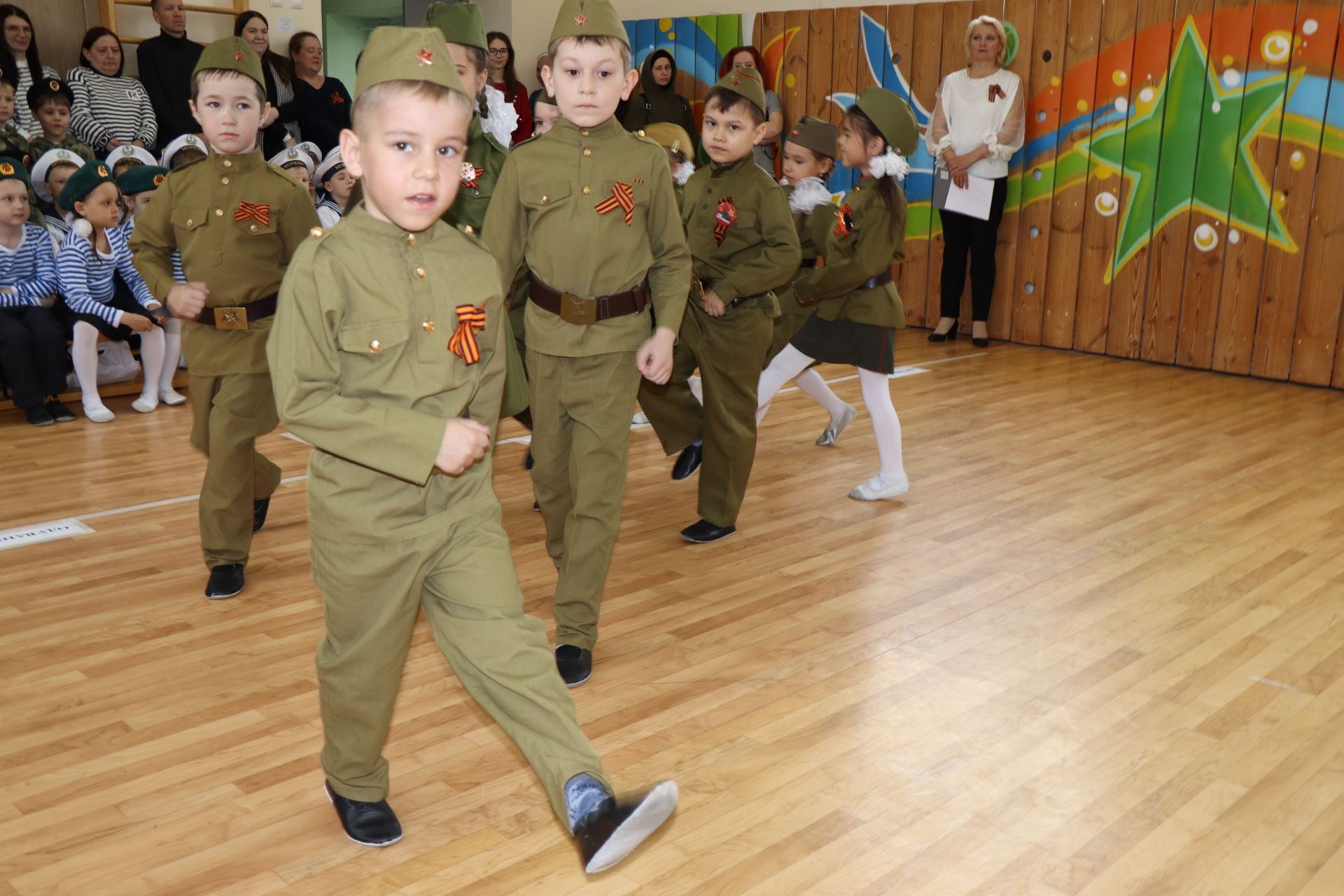 Сегодня на смотр строя и песни вышли дошколята