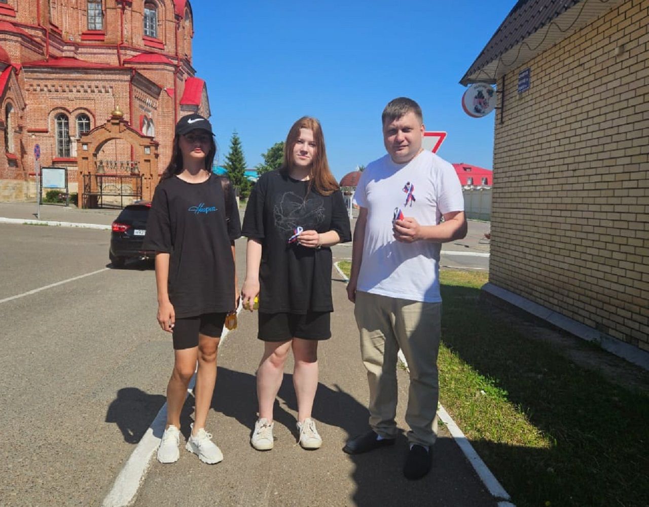 На лаишевских улицах раздавали ленточки в цвет государственного флага России