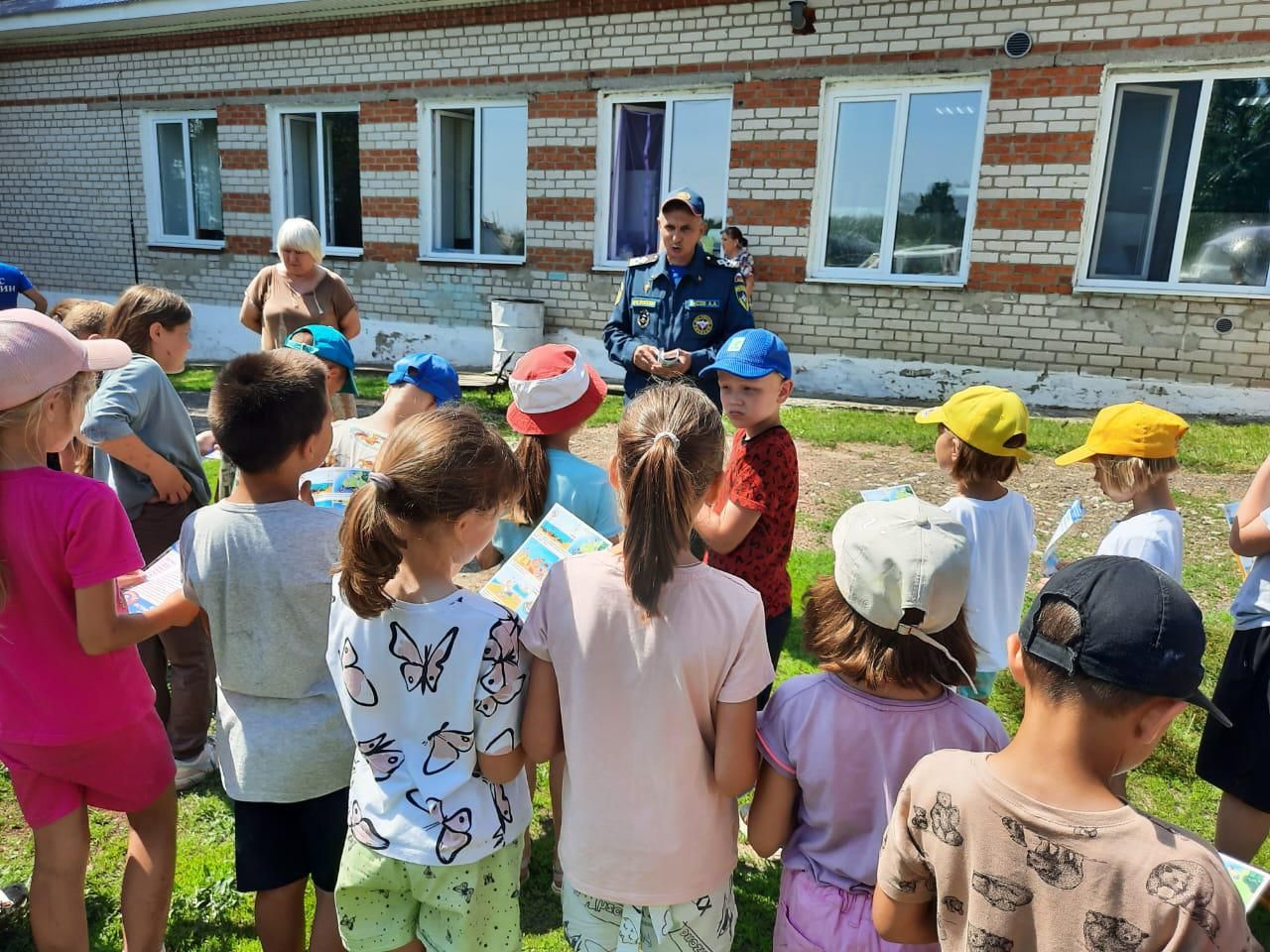 ГИМС хезмәткәрләре балаларга су янында ял итү куркынычсызлыгы турында сөйләделәр