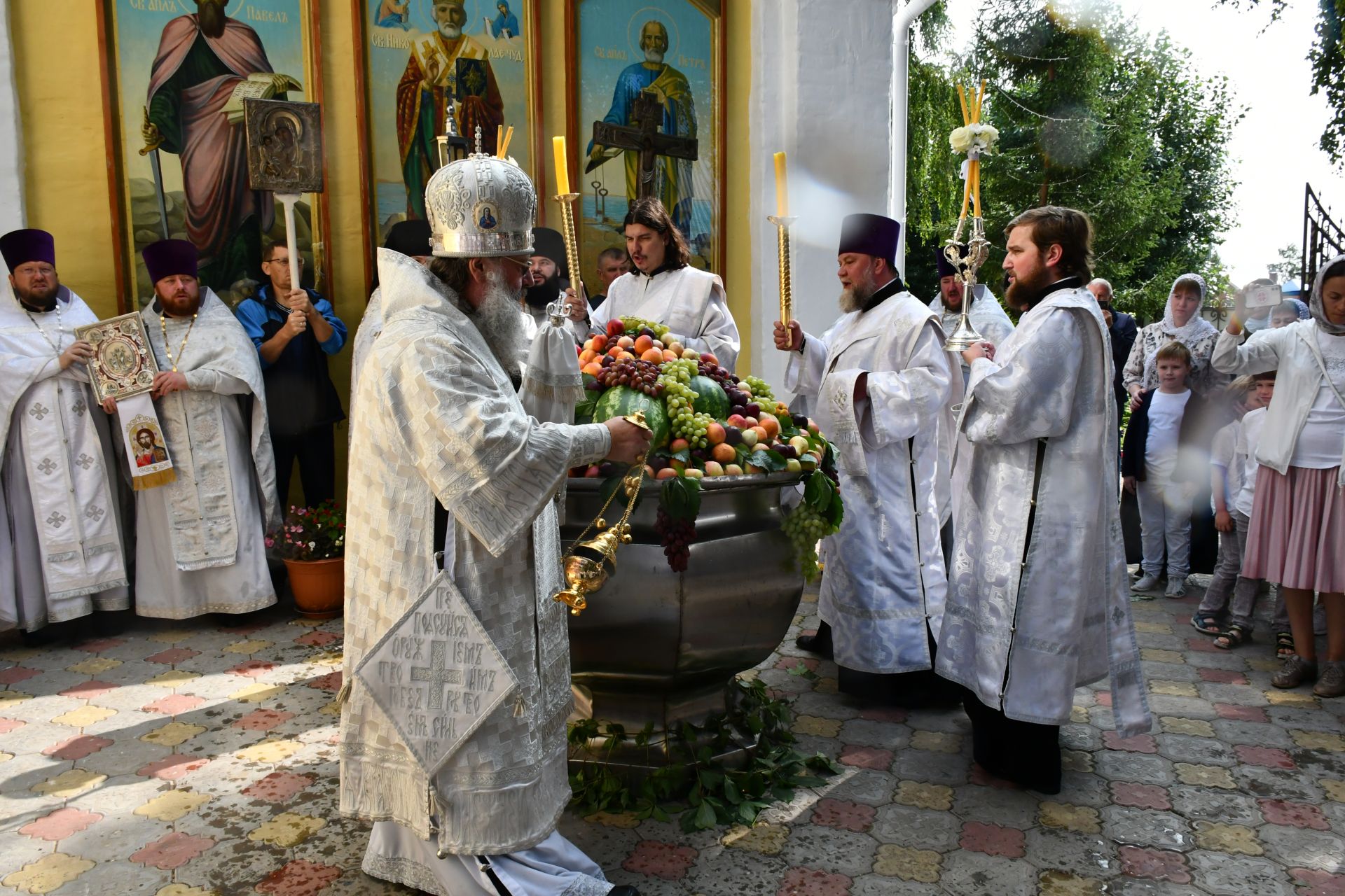 Глава Татарстанской митрополии совершил Божественную литургию в Преображенском храме в селе Большие Кабаны