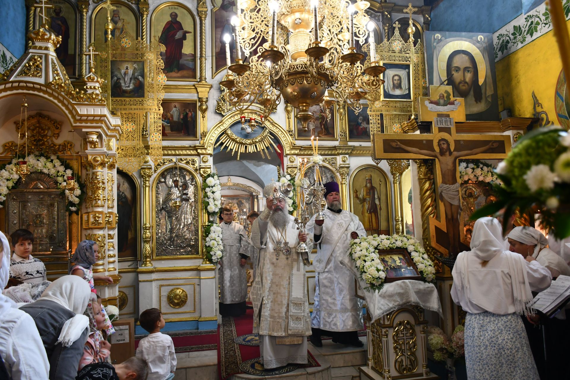 Глава Татарстанской митрополии совершил Божественную литургию в Преображенском храме в селе Большие Кабаны