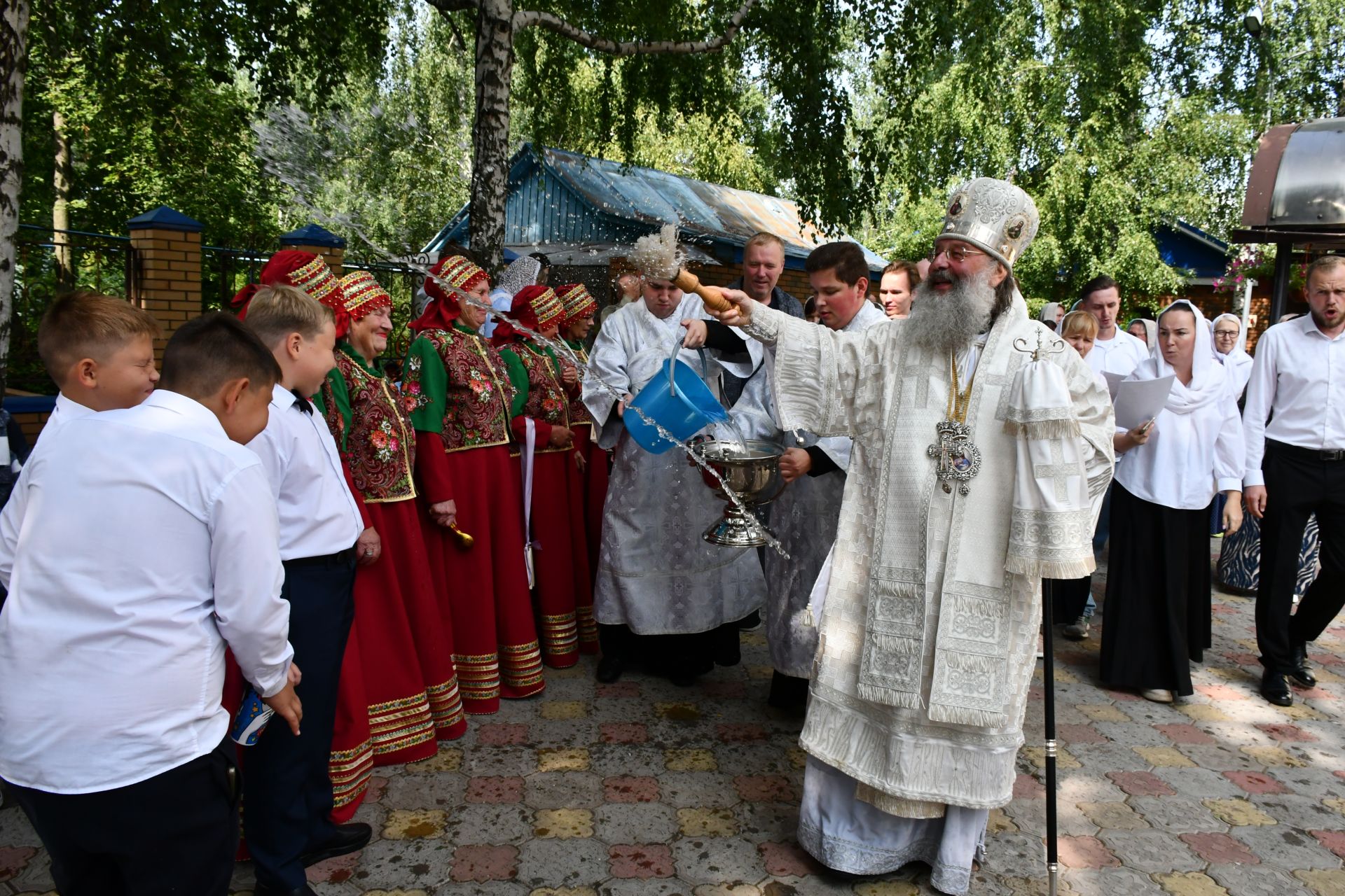 Глава Татарстанской митрополии совершил Божественную литургию в Преображенском храме в селе Большие Кабаны