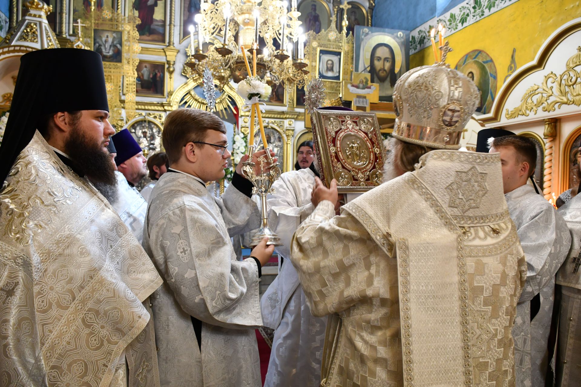 Глава Татарстанской митрополии совершил Божественную литургию в Преображенском храме в селе Большие Кабаны