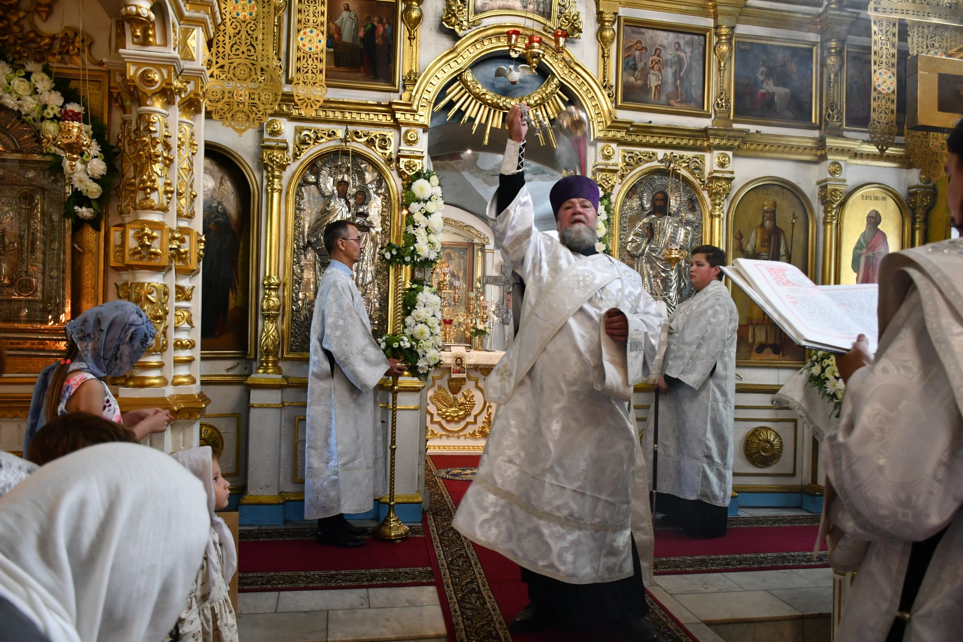 Глава Татарстанской митрополии совершил Божественную литургию в Преображенском храме в селе Большие Кабаны