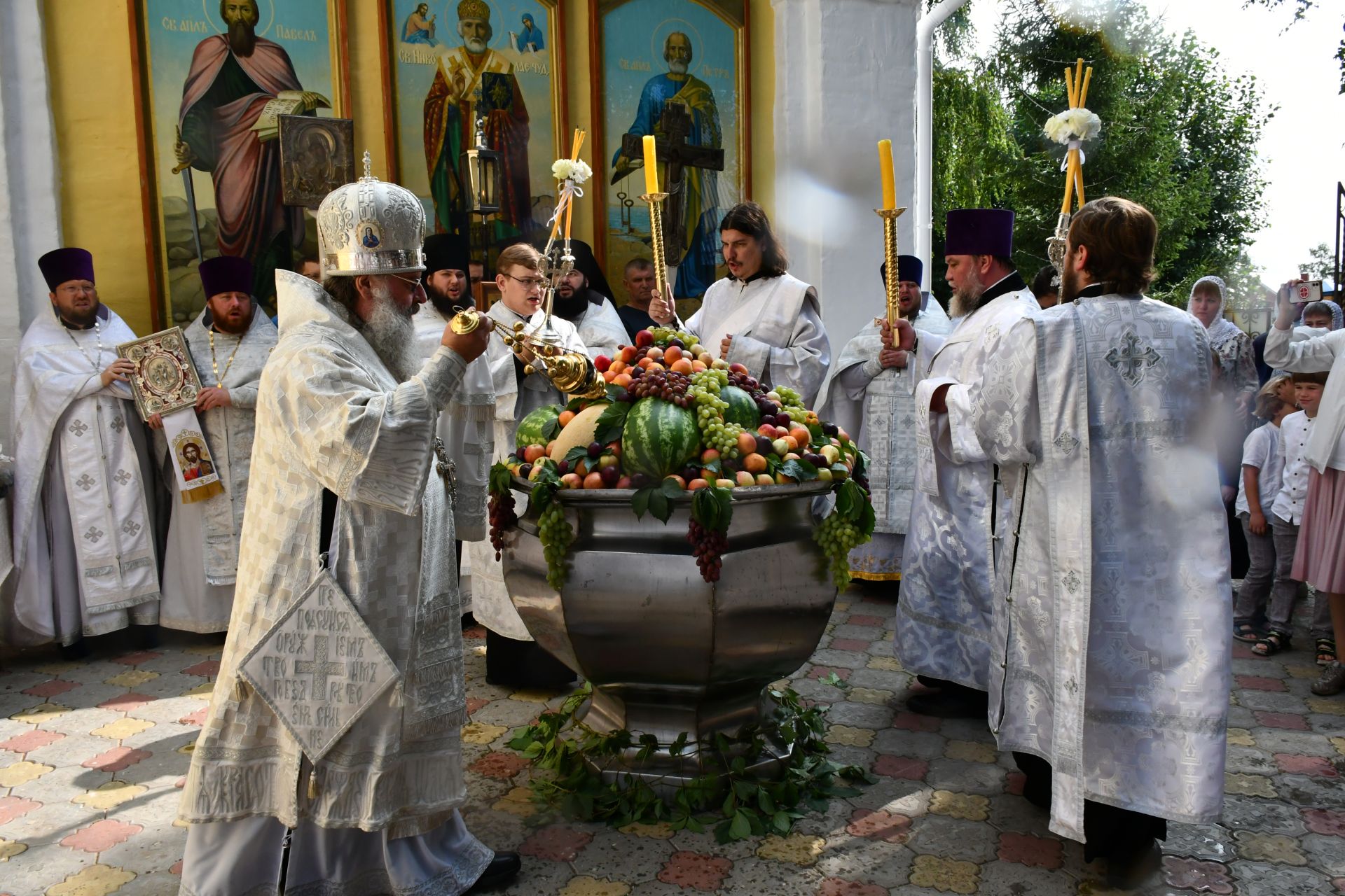 Глава Татарстанской митрополии совершил Божественную литургию в Преображенском храме в селе Большие Кабаны