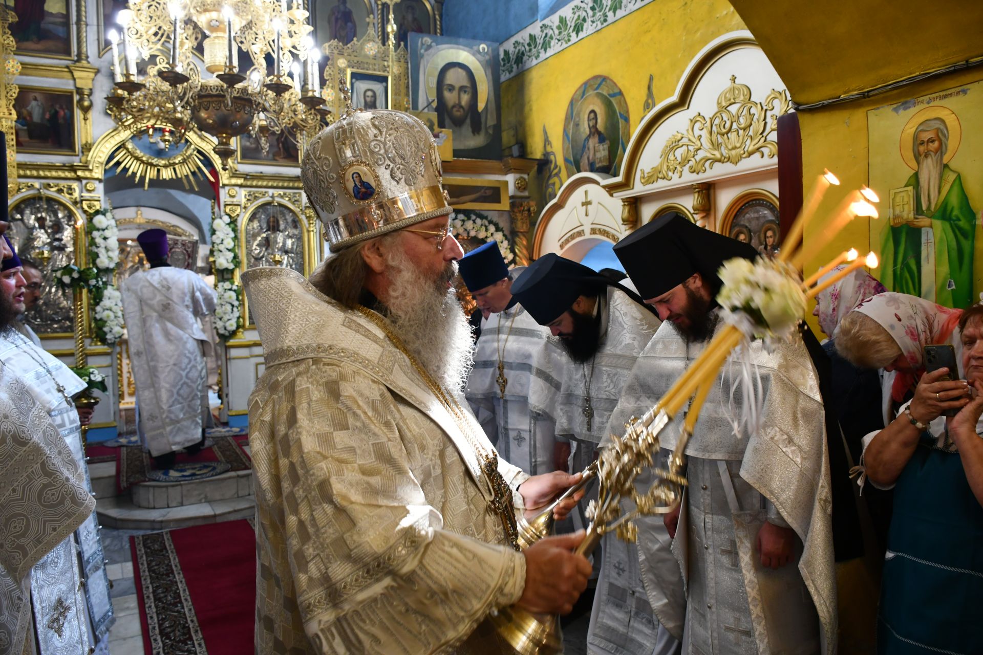 Глава Татарстанской митрополии совершил Божественную литургию в Преображенском храме в селе Большие Кабаны