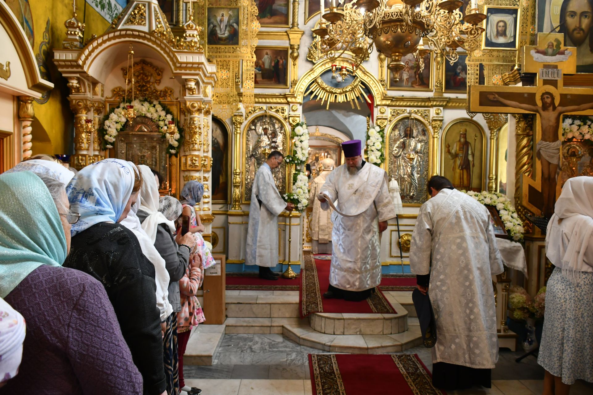 Глава Татарстанской митрополии совершил Божественную литургию в Преображенском храме в селе Большие Кабаны