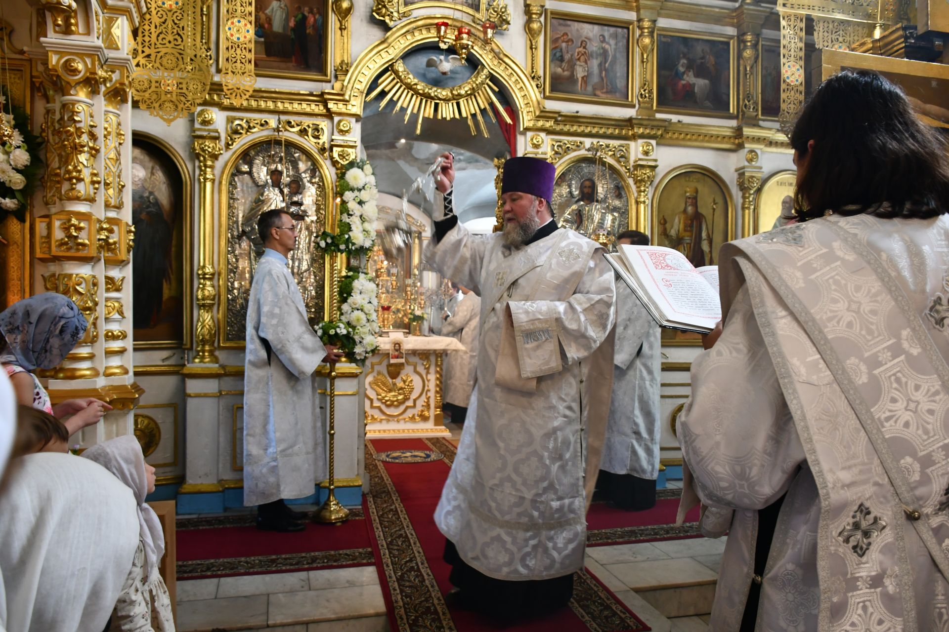 Глава Татарстанской митрополии совершил Божественную литургию в Преображенском храме в селе Большие Кабаны