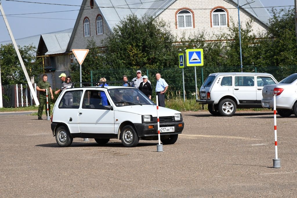 Лаишевские водители с большим стажем показали мастерское вождение