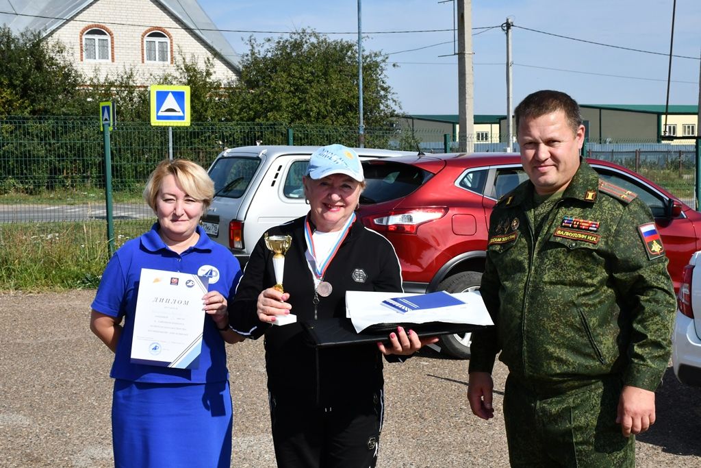 Лаишевские водители с большим стажем показали мастерское вождение