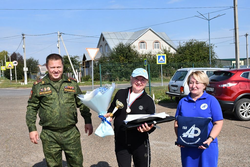 Лаишевские водители с большим стажем показали мастерское вождение