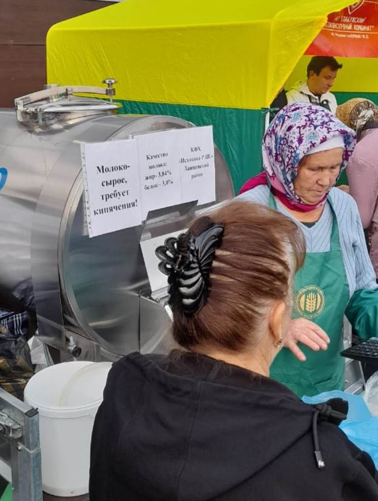 Сегодня лаишевские сельхозпроизводители торговали на ярмарке в Казани