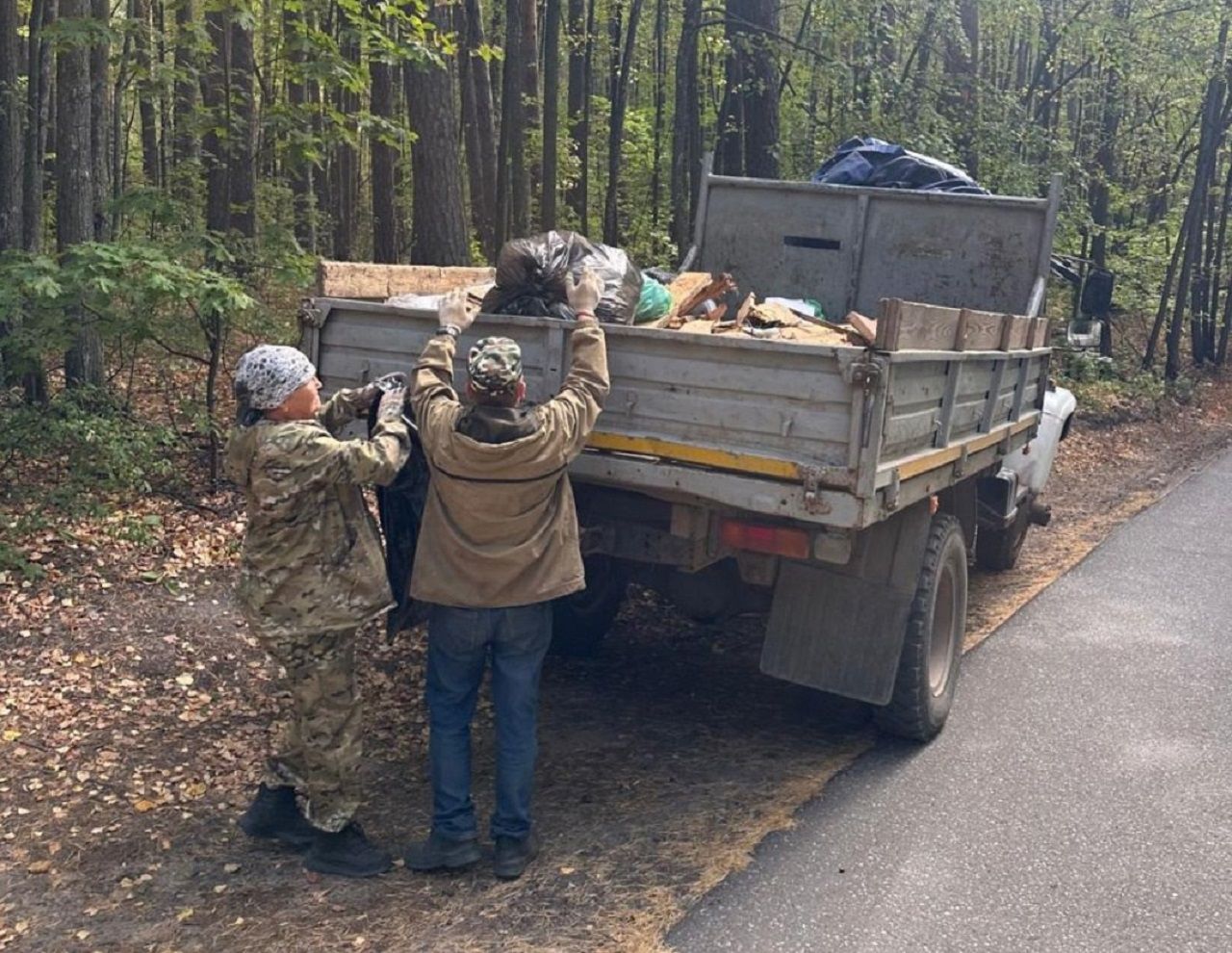 Сотрудники лесничества произвели уборку лесной дороги в Лаишевском районе