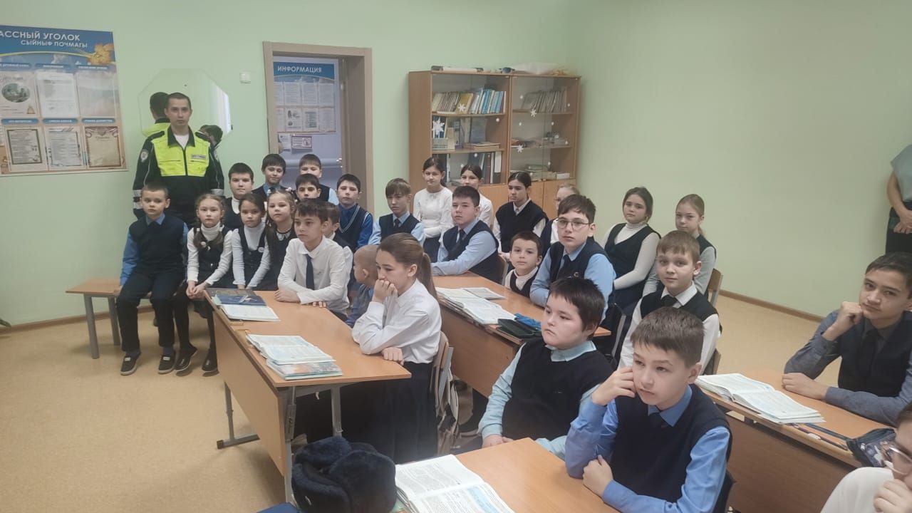 Сотрудник ГАИ встретился с учениками двух школ Лаишевского района