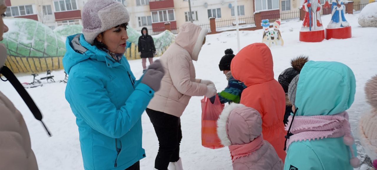 Не пустует в каникулы новый сквер у главной елки Лаишева