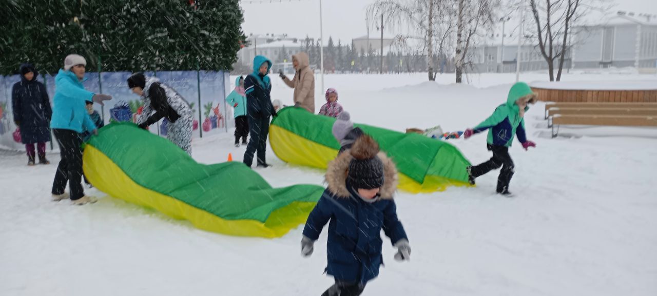 Не пустует в каникулы новый сквер у главной елки Лаишева