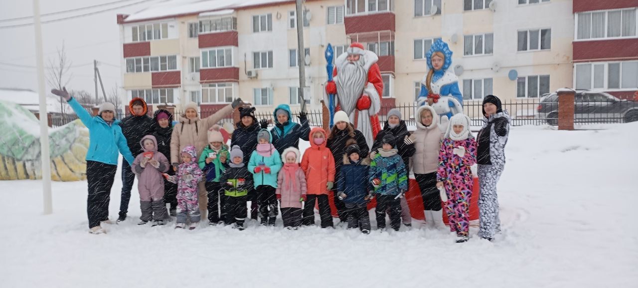 Не пустует в каникулы новый сквер у главной елки Лаишева