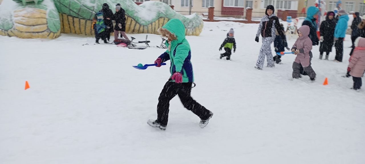 Не пустует в каникулы новый сквер у главной елки Лаишева