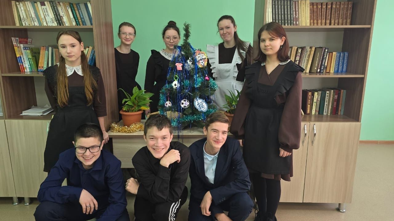 Лаеш районында Яңа ел чыршысын футбол темасына бизәделәр