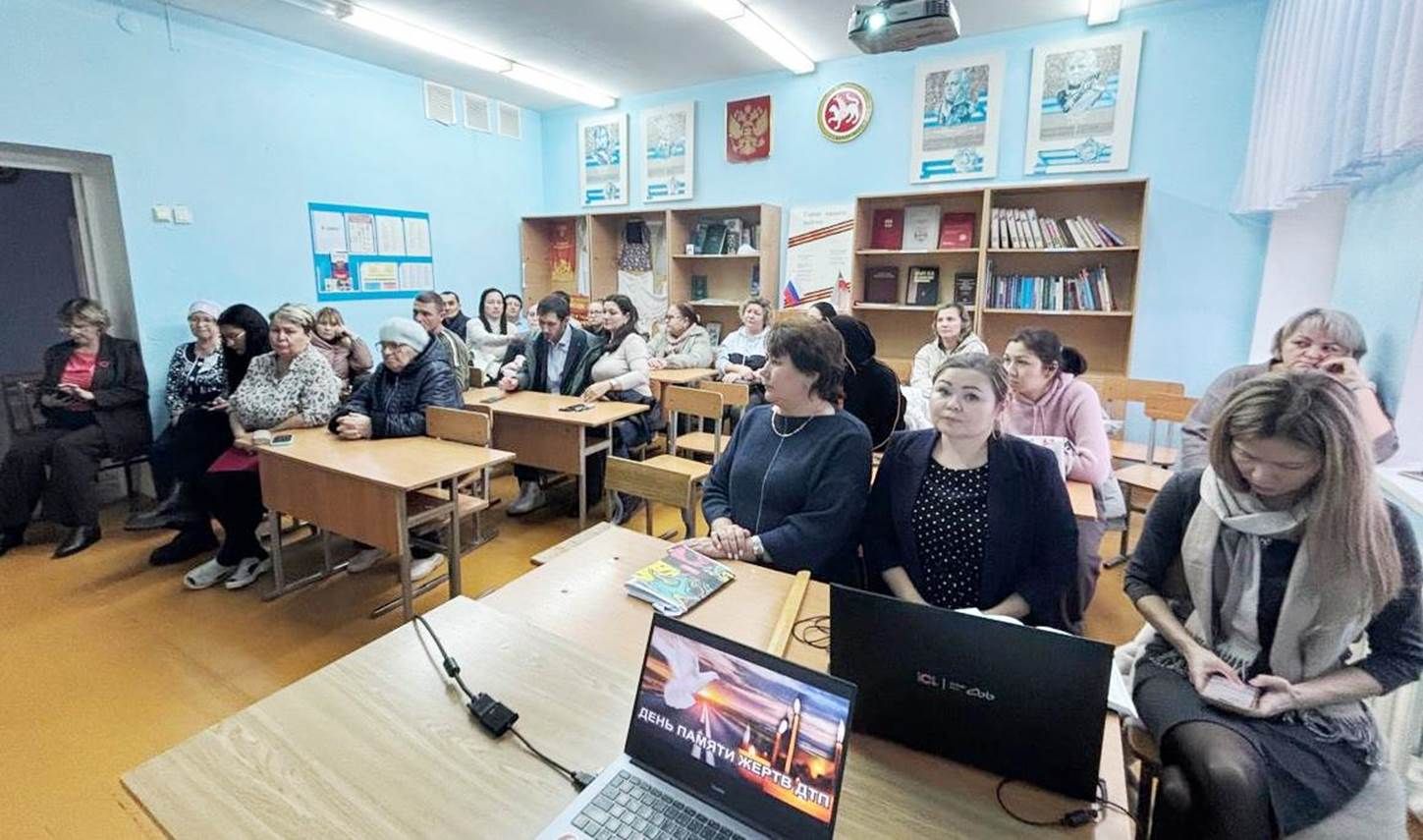 Полиция хезмәткәрләре ата-аналар җыелышында юлларда балаларның куркынычсызлыгы турында сөйләделәр