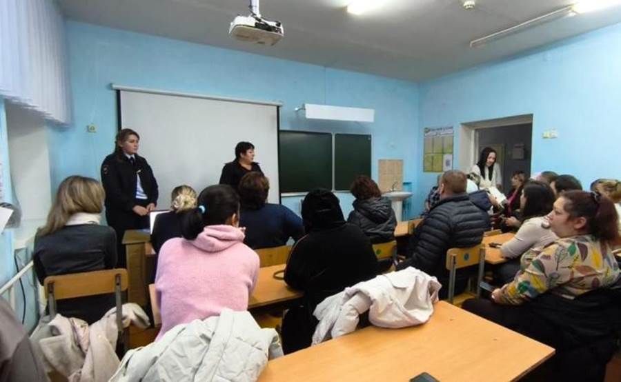 Полиция хезмәткәрләре ата-аналар җыелышында юлларда балаларның куркынычсызлыгы турында сөйләделәр