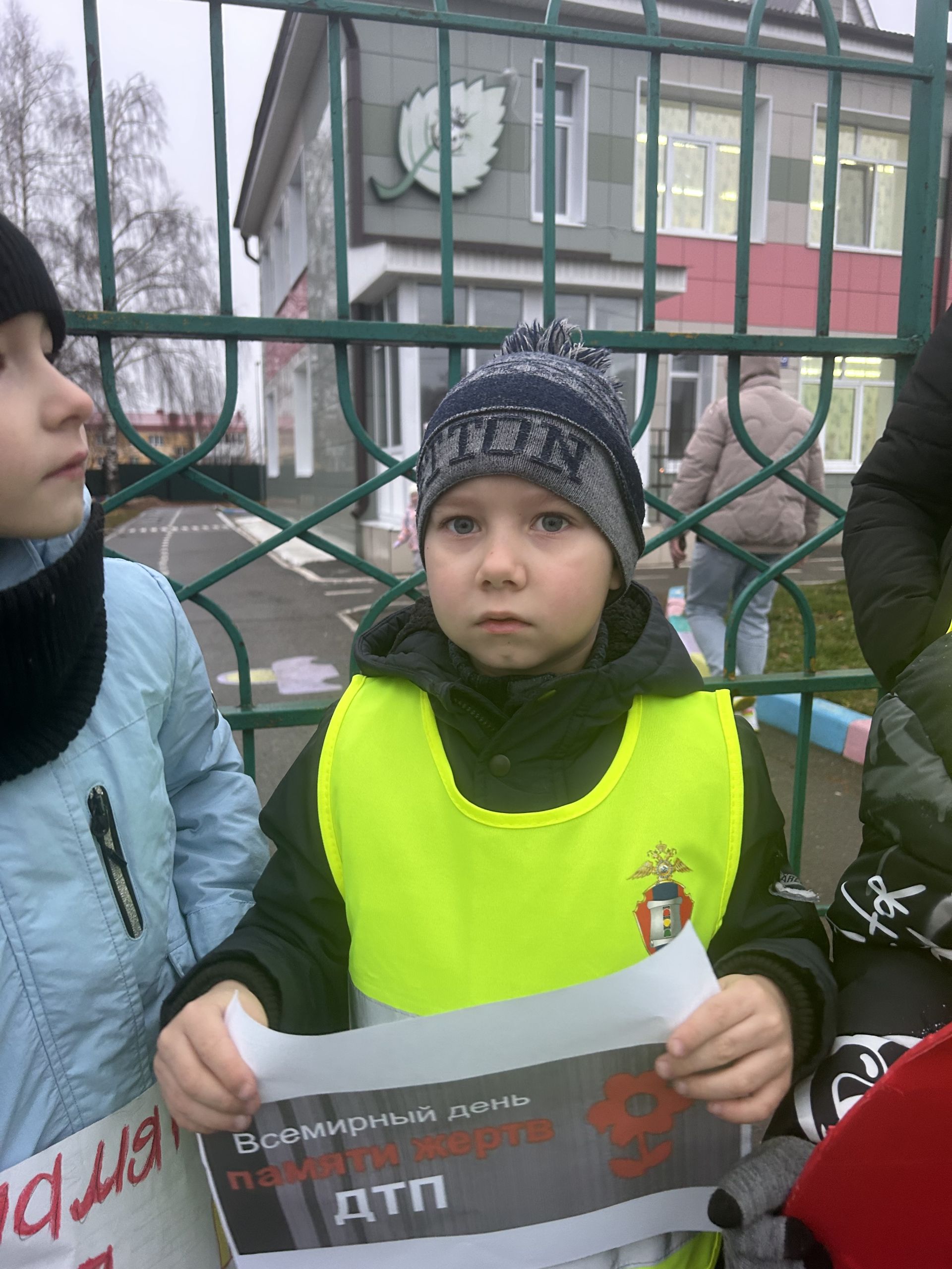 В Лаишево воспитанники детского сада «Берёзка» провели акцию памяти жертв ДТП