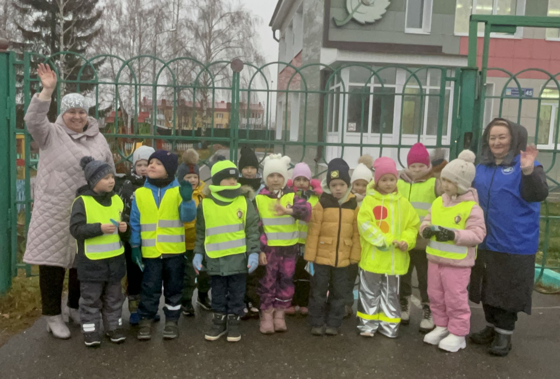 В Лаишево воспитанники детского сада «Берёзка» провели акцию памяти жертв ДТП