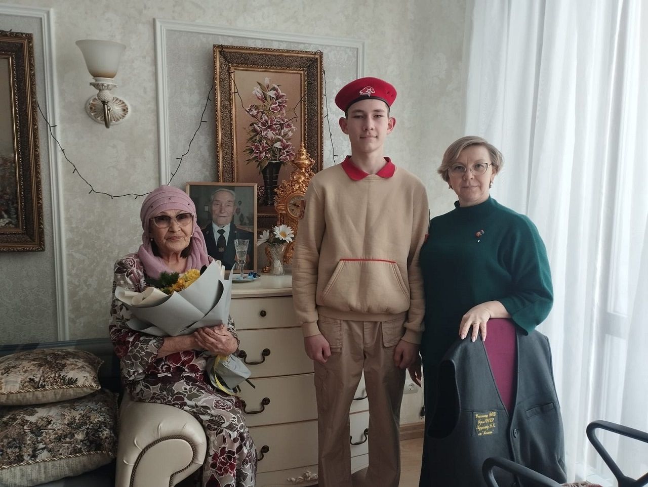 Лаишевские юнармейцы поздравили с днем рождения Альфию Султановну – вдову Бориса Кузнецова