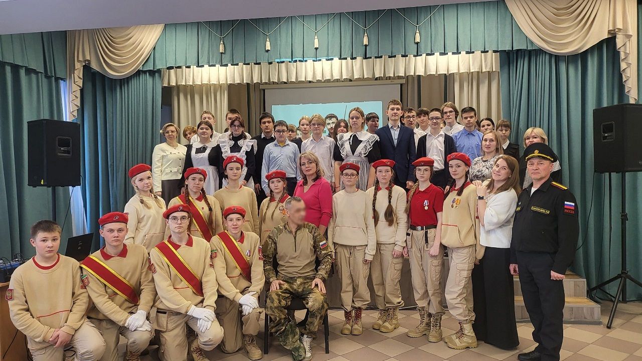 Участник СВО открыл Год защитника Отечества в Лаишевской школе № 2