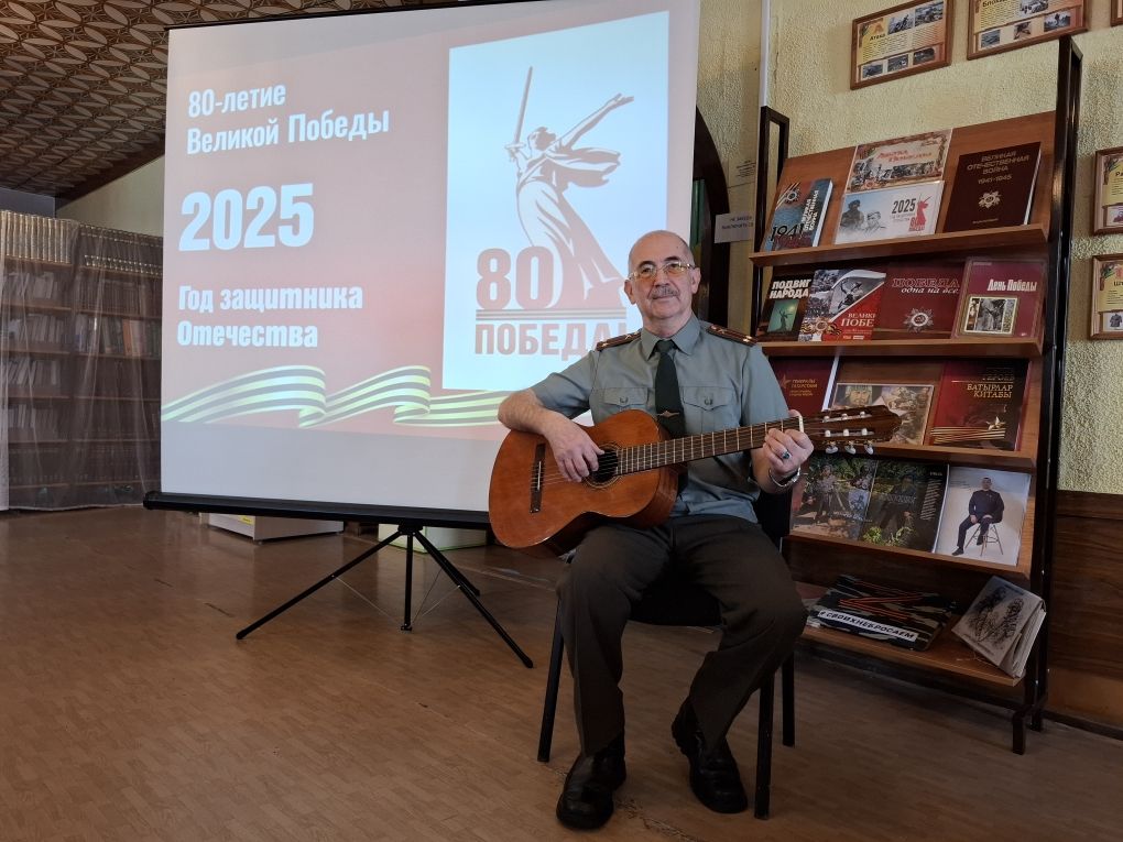 Лаишевские студенты встретились с офицером – автором книг и песен