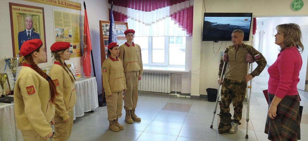 Участник СВО открыл Год защитника Отечества в Лаишевской школе № 2