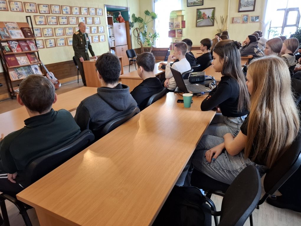 Лаишевские студенты встретились с офицером – автором книг и песен