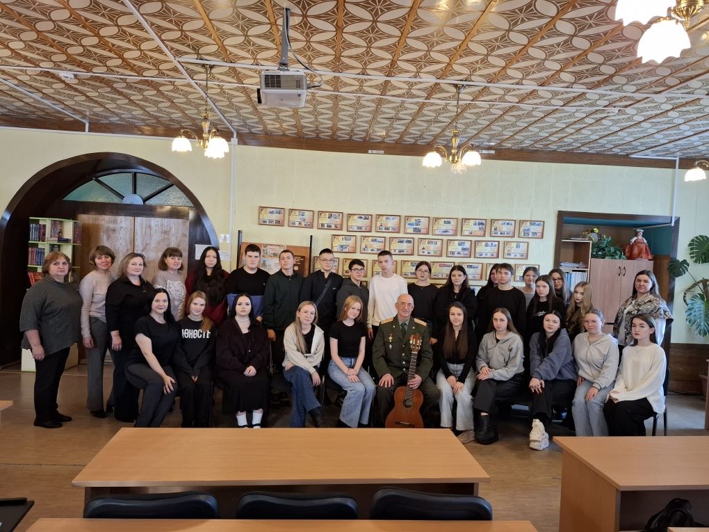 Лаишевские студенты встретились с офицером – автором книг и песен