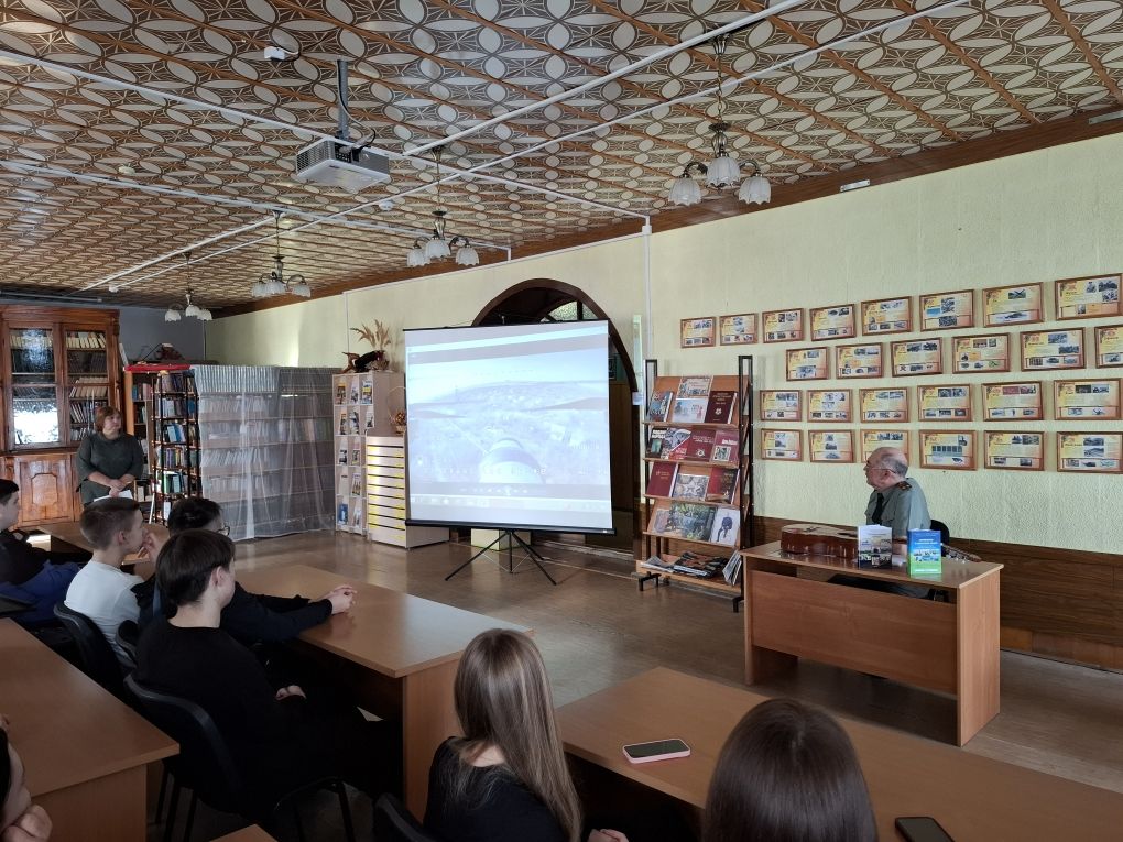 Лаишевские студенты встретились с офицером – автором книг и песен