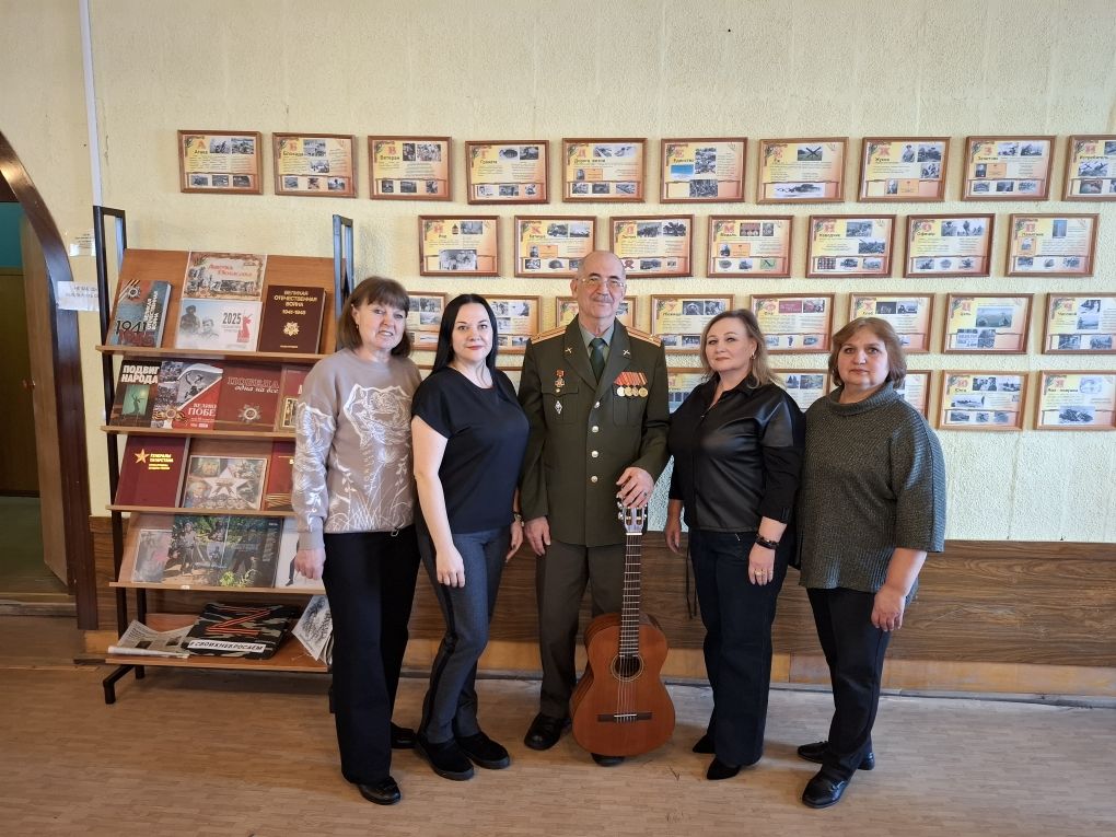 Лаишевские студенты встретились с офицером – автором книг и песен