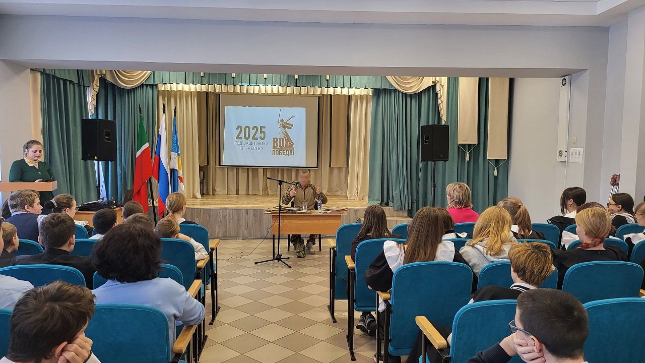 Участник СВО открыл Год защитника Отечества в Лаишевской школе № 2