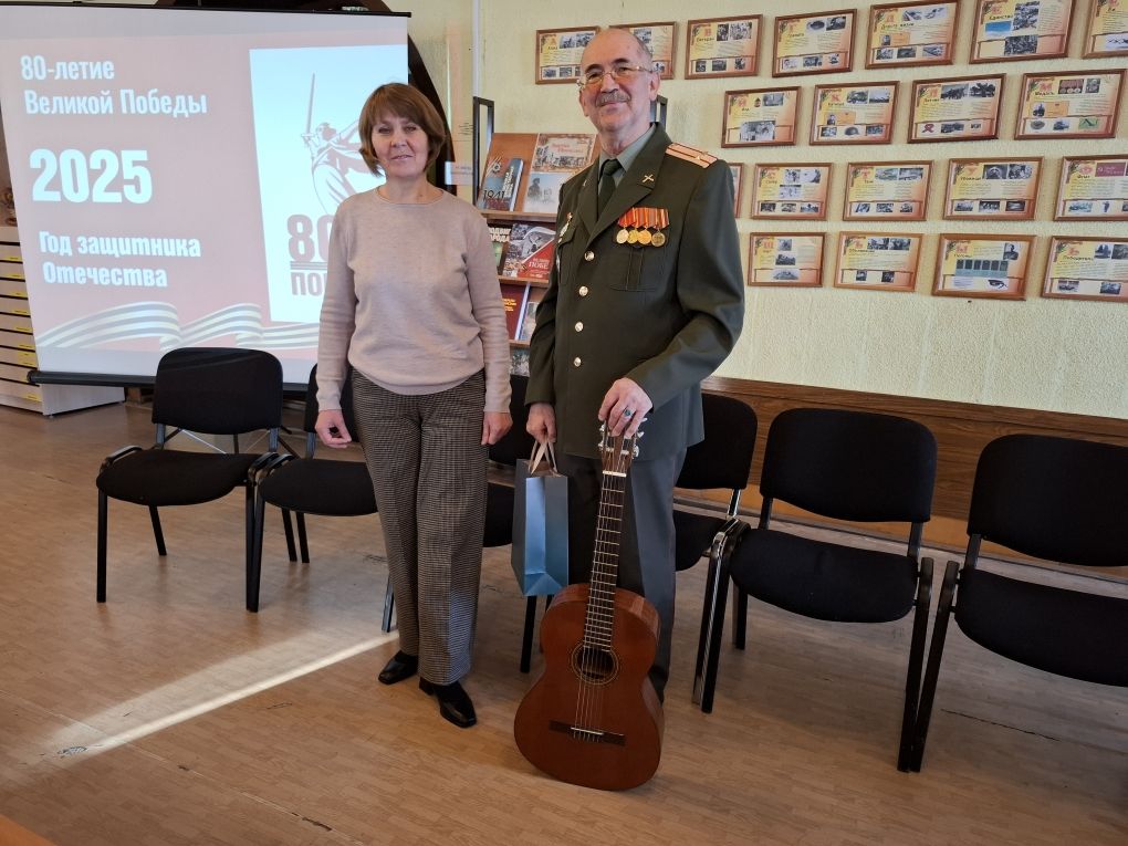 Лаишевские студенты встретились с офицером – автором книг и песен