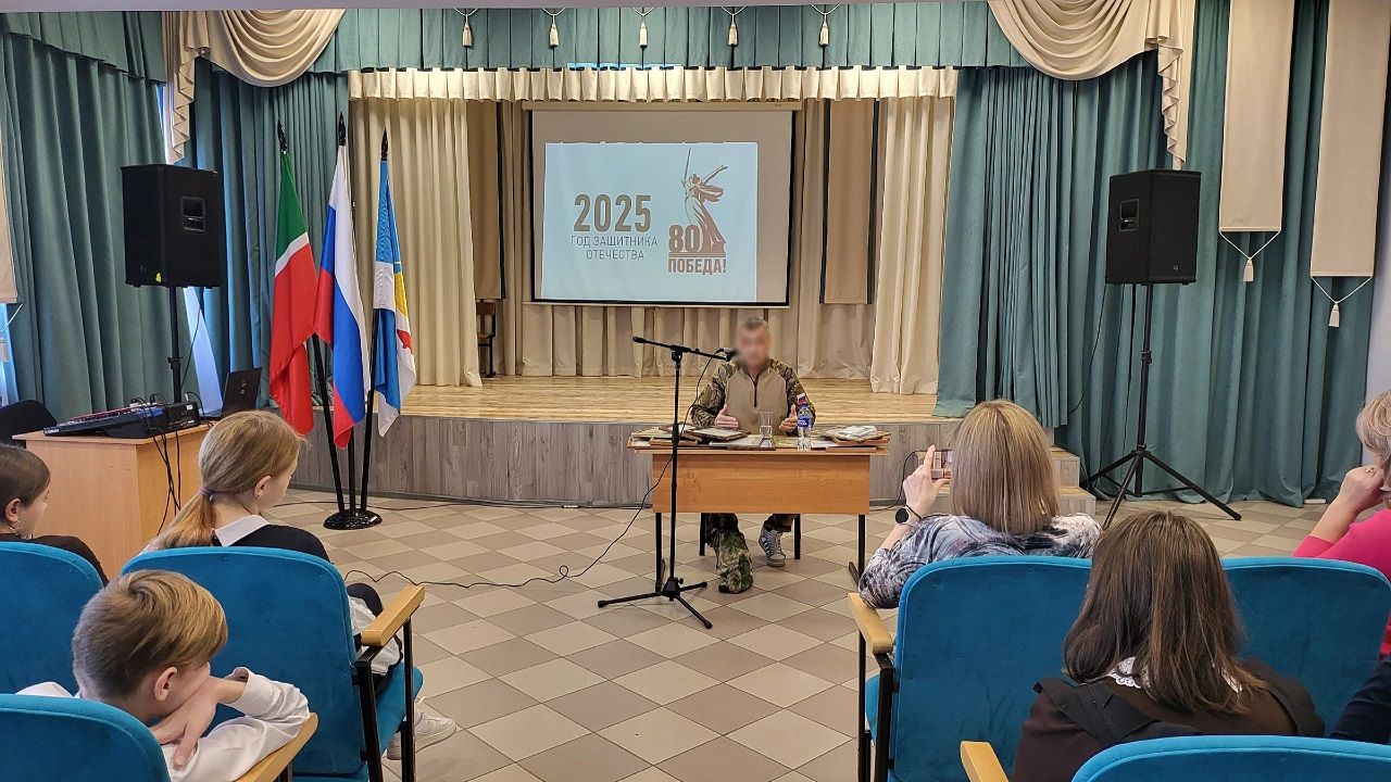 Участник СВО открыл Год защитника Отечества в Лаишевской школе № 2