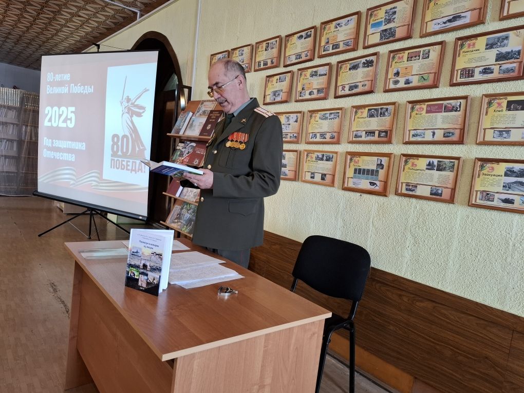 Лаишевские студенты встретились с офицером – автором книг и песен