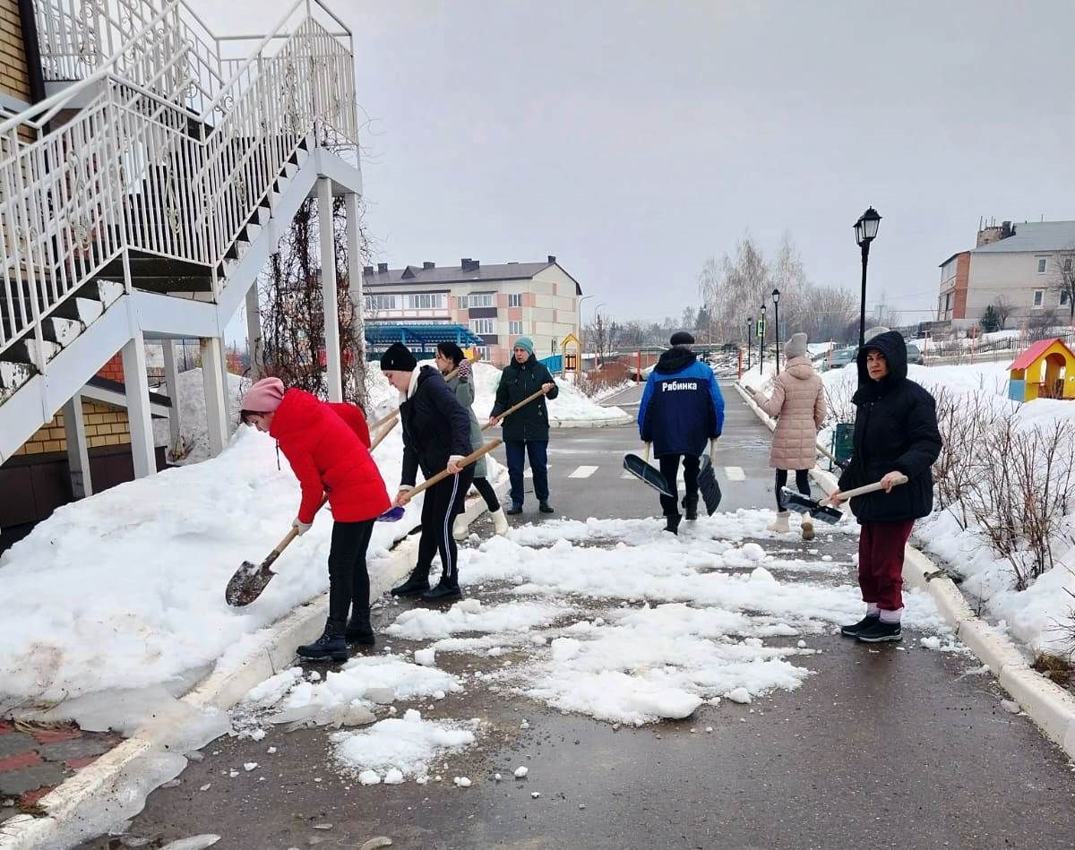 Слышен стук лопат весной