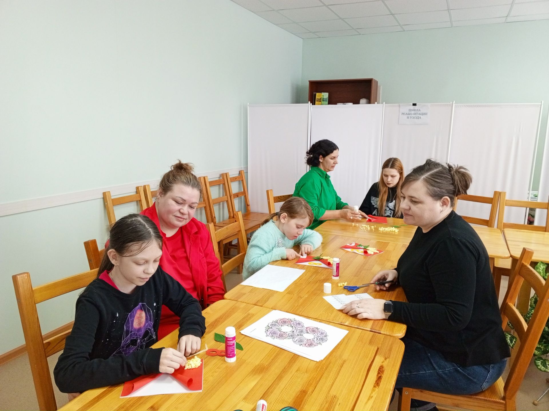 Получатели социальных услуг в Лаишеве сделали подарки к 8 Марта своими руками