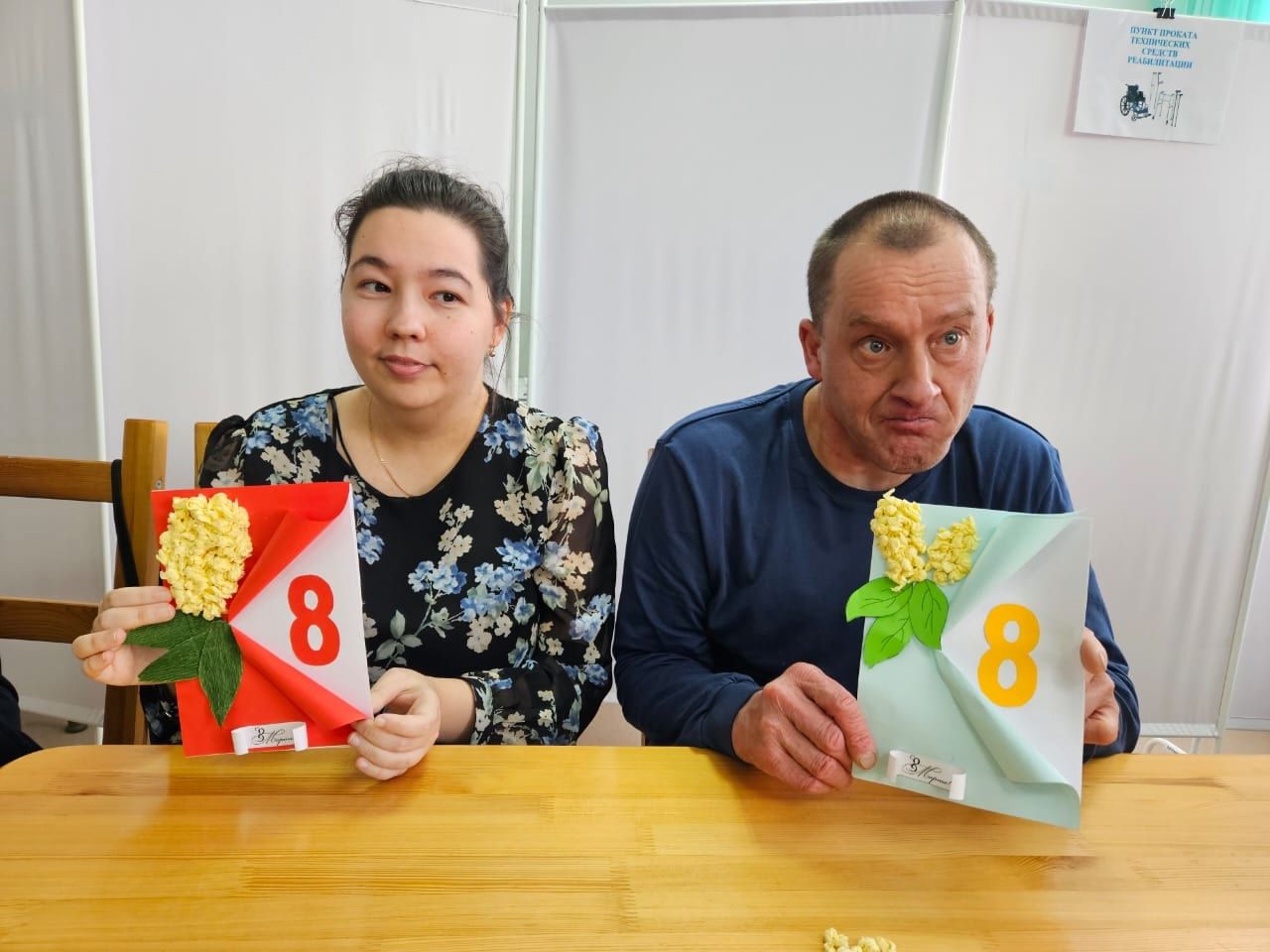 Получатели социальных услуг в Лаишеве сделали подарки к 8 Марта своими руками