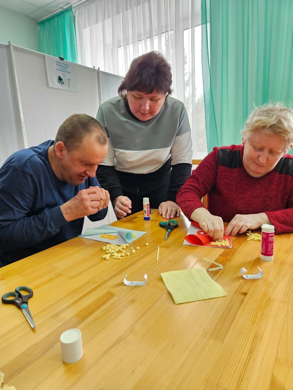Получатели социальных услуг в Лаишеве сделали подарки к 8 Марта своими руками